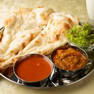 カレー2種類、ナン、サラダ、ドリンク
