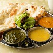 カレー3種類、ナン、サラダ、ドリンク