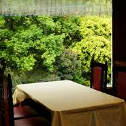 店内は衛生管理も徹底。料理はマスクをして行い、アルコールスプレーも常備。席の間隔も保たれている。