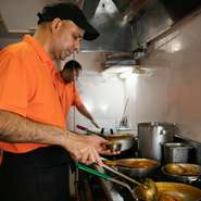 ゲストに楽しいひとときを過ごしてもらえるよう、いつも笑顔で明るい接客を心がけているそう。また好みの辛さなど、希望を伝えてもらえば、できる限りお応えしますとのことです。