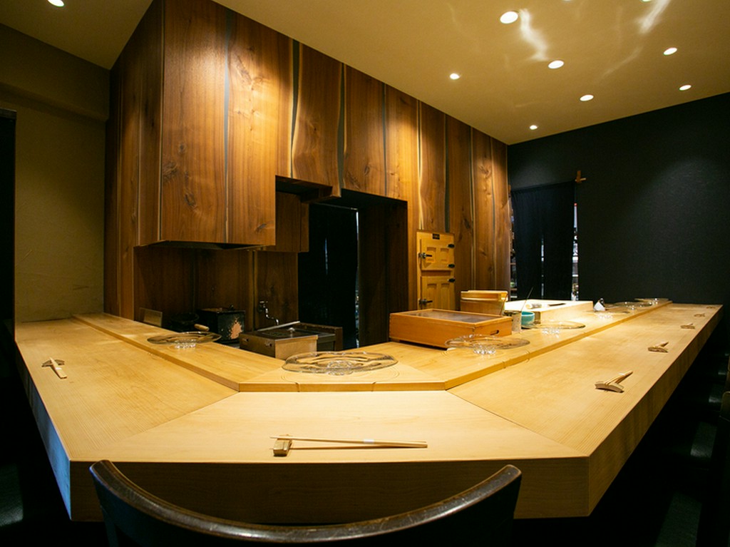 樹齢300年の木曾ヒノキを切り出したカウンター