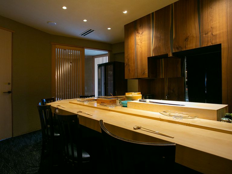 18時〜、20時45分〜(平日の場合)の二部制。予約は1名より