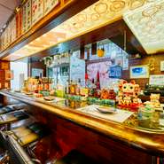 カウンター席が用意されているので、一人飲みにも最適です。心地よい雰囲気に魅了されるお一人様のゲストが後を絶たず、席を増やしたのだとか。気軽にふらりと立ち寄りたくなる一軒です。