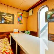 店内は和気あいあいとした空気に包まれ、温かな印象。中でも、他の席とパーテーションで区切られた長テーブル席はゆったりと落ち着ける空間で、つい時間を忘れて長居してしまいそう。