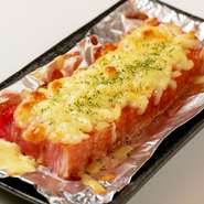 ボリューミーなベーコンにたっぷりのチーズを乗せ、こんがりと焼き上げた一品。食べ応えばっちりで、若者に人気なのだそう。ベーコンとチーズの濃厚な旨みを満喫してみては。