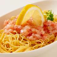 三重県の卸売市場から直送される鮪のタタキを使用。カルパッチョドレッシングで和え、レモンをかけた和風ベースのパスタです。さっぱりした味わいと甘みがある鮪の脂が相性抜群で、ハマるゲストが後を絶たないとか。