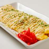 奈良県吉野郡の「野澤養鶏」で採れた「吉野MICA卵」を仕入れています。親鶏に活性化鉱水を与えて肥育され、クセのない濃厚でまろやかな味わいが特徴。同店では『とん平焼き』で味わえます。