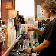 お一人様の常連同士が友人に、店内で出会ったカップルが夫婦になるなど、地域の人々の繋がりが生まれる場所となっている同店。【はなみずき】の輪が広がっていくことが、何よりの喜びなのだとか。