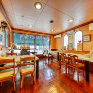 気さくな小西さん親子が営む同店。その心地よい雰囲気に惹かれ、連日訪れる常連もいるそう。若者が年長のゲストに人生相談をするといった、世代を超えた交流も魅力です。