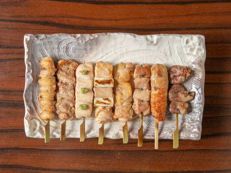 おいしい串をいいとこどり。今宵のおすすめを網羅できる『串焼き8本盛り合わせ』