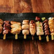毎日1本ずつ串打ちされた串は、職人技で丁寧に焼き上げられています。自慢の焼鳥メニューの中から、特におすすめの8種類をセレクト。塩・タレは、好みに合わせて選べます。