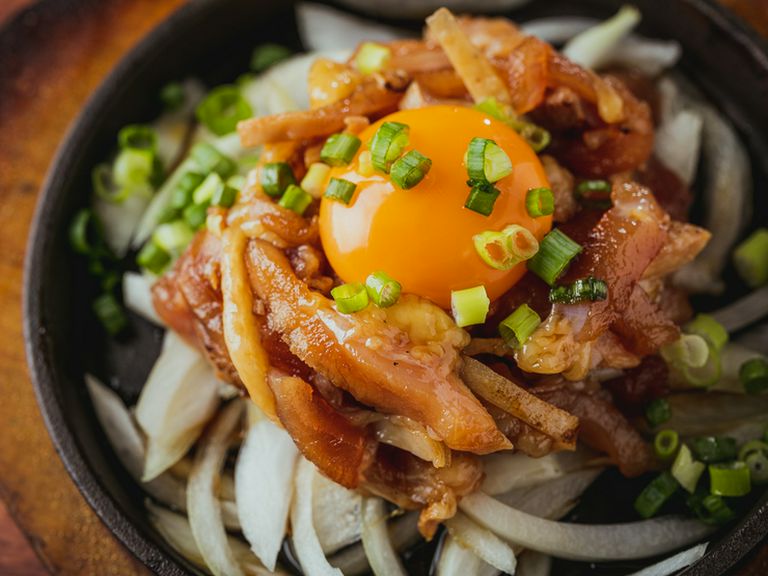 新鮮な鶏肉を濃厚な黄身と混ぜ合わせながら味わう『熱々！　鉄板鷄ユッケ』