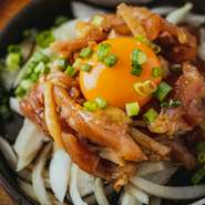 九州に本社がある肉店で、生で食べられるよう加工された鶏肉を使用しています。【いいとこ鶏】自慢の焼きタレをたっぷりと纏わせた人気の一皿。