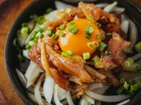 新鮮な鶏肉を濃厚な黄身と混ぜ合わせながら味わう『熱々！　鉄板鷄ユッケ』