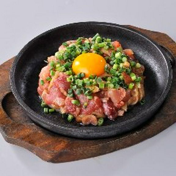 新鮮な鶏肉を濃厚な黄身と混ぜ合わせながら味わう『熱々！　鉄板鷄ユッケ』