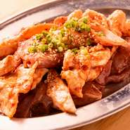 タケノコ、シロ、カシラ、豚ミノ、レバーの5種の秩父ホルモンを一度に味わえます。200gとホルモン好きも大満足のボリューム。甘くて濃厚な秘伝のたれが揉み込まれており、奥行きのある味を楽しめるのが魅力です。