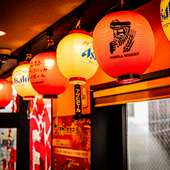 店内のあちこちに飾られた提灯が、昭和レトロな雰囲気を演出