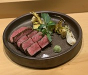 長崎県五島列島より希少な五島牛や、九州の黒毛和牛の赤身肉を焼き上げます。　焼肉とは違った、肉の旨味を味わえる肉焼をどうぞ。