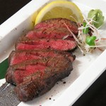 厚切りした牛タンを炭火で焼き上げ、仕上げに黒コショウをさっとかけています。
