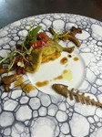大分産鮎をコンフィにしました。
飯塚でシモーネさんが作るチーズと共にドライトマトやレモンの皮等イタリアでお馴染みの食材を鮎に詰めて春巻きにした、夏らしい一品です。