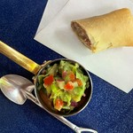 大分産鮎をコンフィにしました。
飯塚でシモーネさんが作るチーズと共にドライトマトやレモンの皮等イタリアでお馴染みの食材を鮎に詰めて春巻きにした、夏らしい一品です。