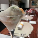 『ベリーニに見立てた桃のコンポート』