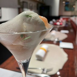 『ベリーニに見立てた桃のコンポート』