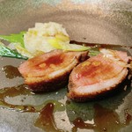 和歌山県の有田地方で太田さんが育てた紀州鴨を丁寧に炭火焼きにしました。温暖な気候の中、のびのびと育った紀州鴨をぜひご賞味ください。