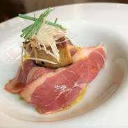 『青森産バルバリー小鴨の自家製ハムとヤングコーンの揚げ浸しとフォアグラ』