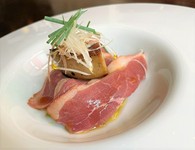 青森の広大な自然の中で卵から一貫飼育されたクセが少なく旨味が濃いフランス鴨です。自家製のハムにした後に揚げ浸しにしたヤングコーンに合わせました。黒七味風味のフォアグラが心地よいアクセントになります。