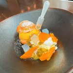 お客様の来店時間に合わせて焼き上げるシュー生地で包むのは宮崎マンゴーを贅沢に使用した自家製ジェラートとココナッツミルクのエスプーマです。お酒好きな方にはグラッパをかけて出来立ての瞬間をお楽しみ下さい。