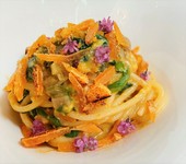 新鮮な雲丹と人が食べれるエサのみ与えられた石本農場の卵と合わせてカルボナーラ風に仕上げた『ウニボナーラ』笑
自家製カラスミをトッピングして濃厚な雲丹と自慢のアルデンテ食感のスパゲッティをご賞味ください