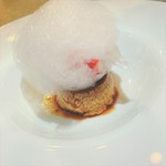 ゼラチンを使わず、生クリームをオーブンで焼く本場イタリアのレシピで作る「パンナコッタ」をピスタチオ風味で仕上げました。ミント味の綿飴をまとった旬のイチゴが良く合います。