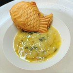 ※2022年2月のコースメニューです。
平目と雲丹をパイ包み焼きにしました。
合わせたのは野菜たっぷりのアサリのスープです。
生産者様より直接届く安全な野菜と魚介のハーモニーをお楽しみください。