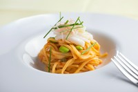 旬を実感させる、本日のパスタの一例。イカの旨味が凝縮されたソースと、卵と小麦の豊かな風味を実感させるパスタの絶妙なバランス。素材に合わせて形状から茹で加減・麺との絡ませ方までこだわっています。