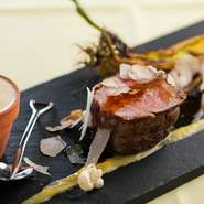 『炭火焼き塊肉とトウモロコシ』