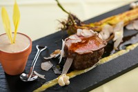 炭火の遠赤外線で、素材の魅力を損なうことなく提供。部位ごとに皮・骨との間隔から脂の乗り具合を見極め、繊細に焼き上げることで驚くほどのジューシーさに。毎月異なる野菜との組み合わせを楽しめます。