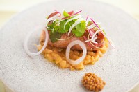 ジューシーさに特化した自家製レシピのサルシッチャ。糸島産豚の塊肉を塩付けした後ミンチし、ソーセージに。脂の旨味を存分に楽しませてくれます。