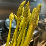 アスパラのようですが、フランスでは「森のアスパラガス」と呼ばれる【山菜】です。国産も見かける事が増え久留米でも収穫されます。旬の4月～5月にかけたったの2～3週間ほどしか出回らない、とても貴重な食材です。
