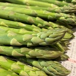 糸島市二丈の藤井グリーンファームから届くアスパラガスは、新鮮・安全にこだわる藤井さんに直接携帯で注文する事で、必要な量を収穫直後に発送していただいています。