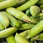 新鮮なグリンピースはサヤからも美味しい出汁がとれます。
香り、色、濃厚な甘みは春の訪れを感じる大好きな食材のうちの一つです。