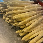 毎年佐賀の○○さんから届くホワイトアスパラガスは皮が薄く、新鮮な為にアクを感じない抜群に美味しい状態です。日光を当てない栽培方法の為に長年の経験を必要とする食材なので、信頼出来る方から仕入れています。