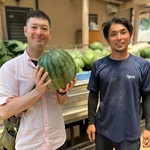 『他のフルーツと違い追熟しないから』と生産者の秋山さんは様々なリスクがある中、完熟まで収穫しません。効率的では無いけど美味しいスイカを食べて欲しいと、拘りが強過ぎて生産者は３軒しか無い希少なスイカです