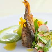 『日田地鮎のコンフィと緑のサラダ』