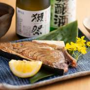 【黒潮】の店名が物語るように鮪にこだわり、天然本鮪を親しみやすい価格で提供。さらに、大将が毎日目利きして仕入れる天然鮮魚も充実。素材そのものの味を楽しめる寿司、刺身や焼き物などの料理が豊富に揃います。