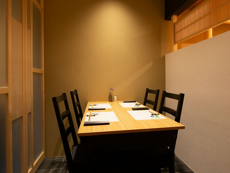 プライベート&ビジネスの多彩なシーンで頼りになる個室を完備