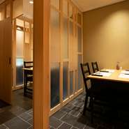 本格寿司店でありつつ、子供連れのファミリー大歓迎＆ベビーカーもOKの太っ腹な店。ゆったりくつろげる空間と家族経営のアットホームな雰囲気の中、のびのびと憩えます。子供用『お子様姫にぎり』も好評です。