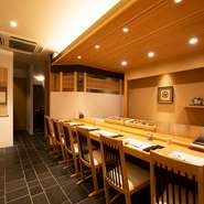カウンター席・個室とも、お席をゆったり配置して、適切な距離を確保。木の優しい風合いが落ち着いた和みの時を届けます。寿司や料理を盛る器は大分・豊後高田の陶芸家・木下さんの作品。盛り付けの趣向も評判です。