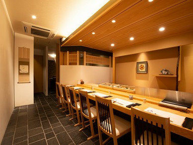 広々＆ゆったりとお席とテーブルを配し、心から憩える空間に