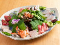 熟練の職人が繰り出す寿司割烹ならではの醍醐味を満喫できる人気コース。前菜3品、刺身盛（写真、二人前）、、焼き物、蒸し物、にぎり9カン、汁物、デザートが付き、この美味しさが大好評！